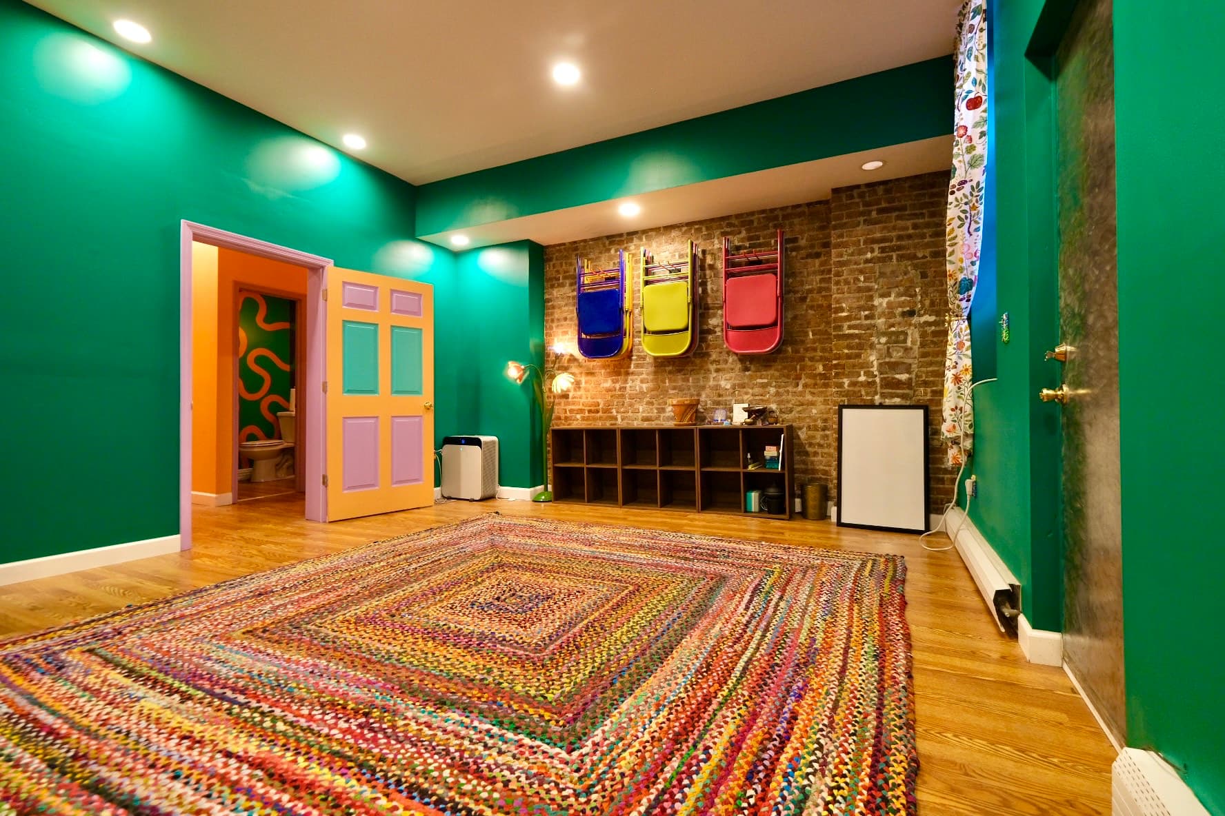 Green room with open movement space and cushions